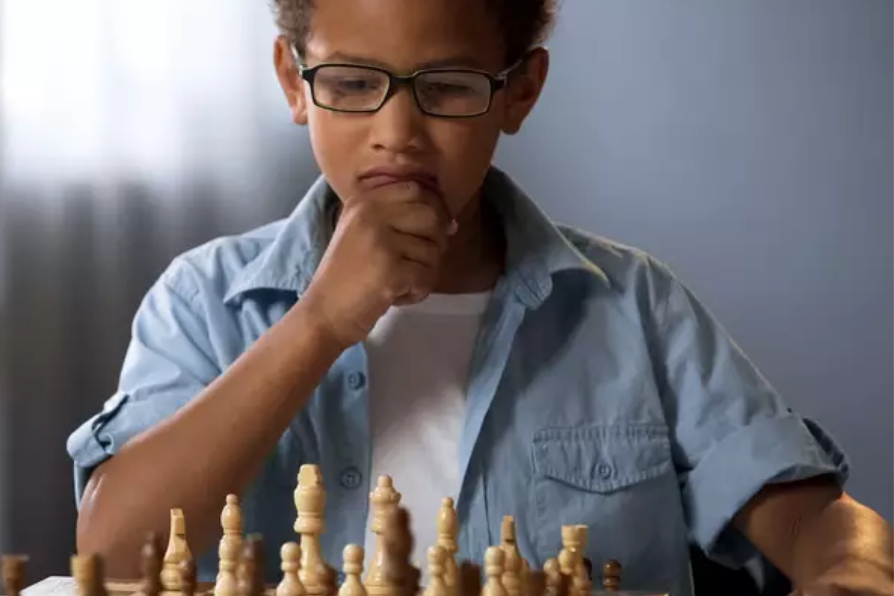 Tática e concentração no torneio de xadrez alusivo aos 82 anos da