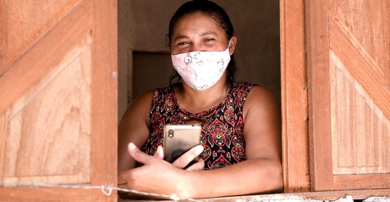 98,9% dos brasileiros acessam internet pelo celular